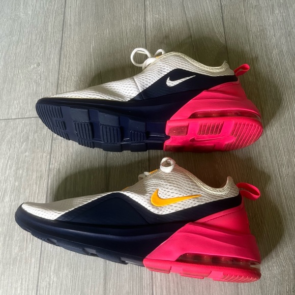 Nike Womens Air Max Motion 2
C16515-100 White Running Shoes
Sneakers Size 10.5 - Picture 3 of 8